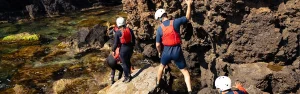 Participantes explorando una cueva marina como parte de una ruta de coasteering en Ibiza