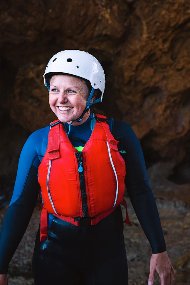 una profesora de coasteering sonriendo
