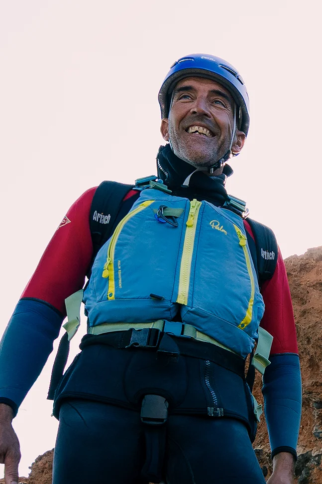 un profesor de coasteering sonriendo